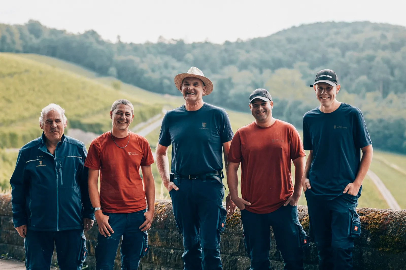 Das Team des Staatsweinguts in den Weinbergen