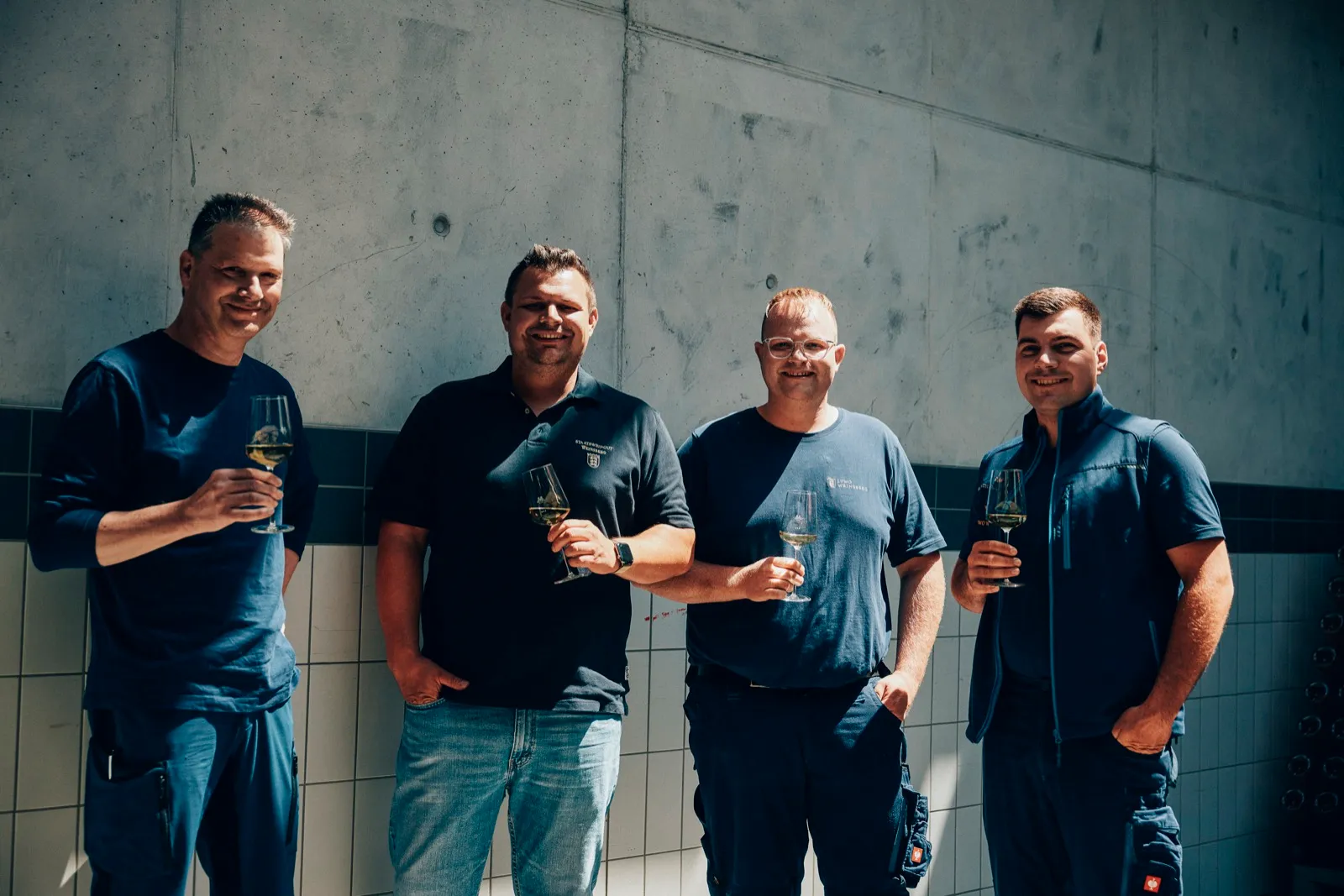 Das Kellerteam mit Weingläsern